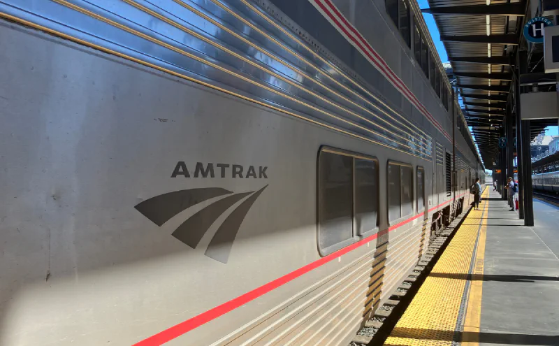 Seattle King Street Stationのホームに停車するAmtrakのスーパーライナー