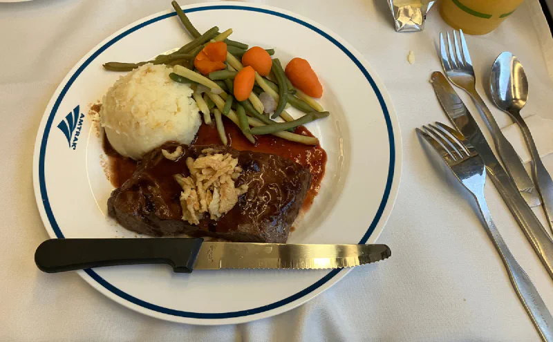食堂車の夕食のステーキ。付け合わせはマッシュポテトと温野菜