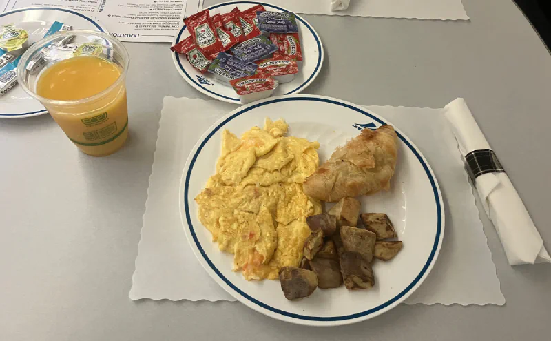 食堂車の朝食。スクランブルエッグとポテト、クロワッサン