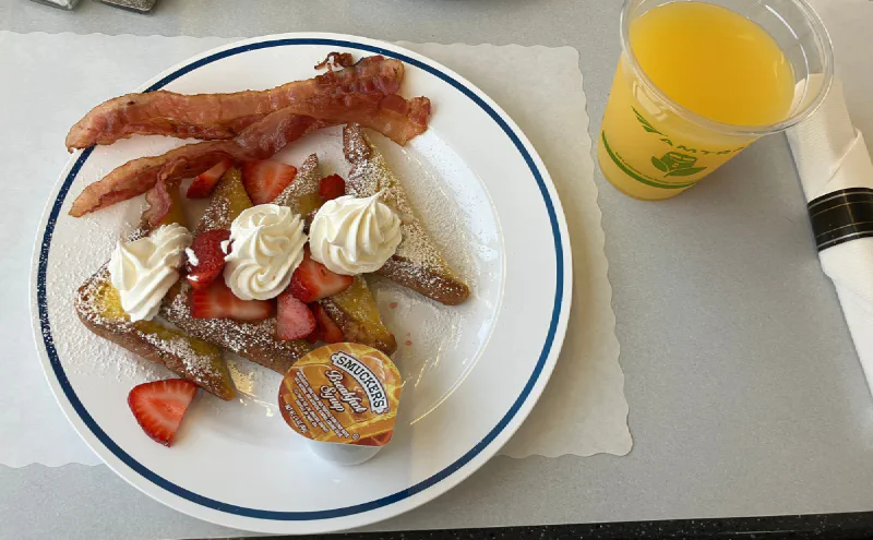 食堂車の朝食。フレンチトーストとベーコン、イチゴ