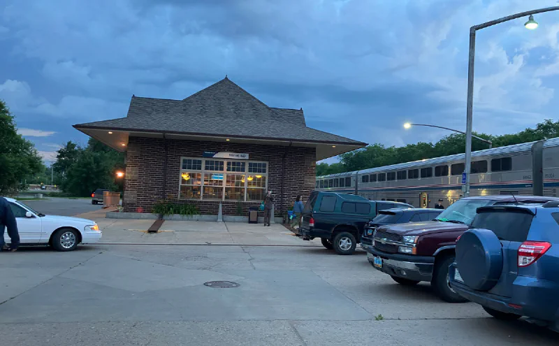 夕暮れの途中駅に停車するEmpire Builder