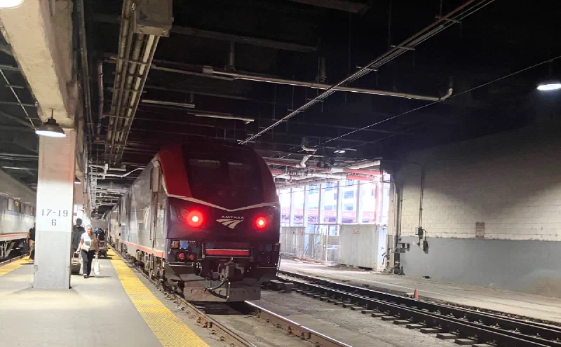 Chicago Union Stationの地下ホームに到着したEmpire Builder。機関車の赤い尾灯が灯る
