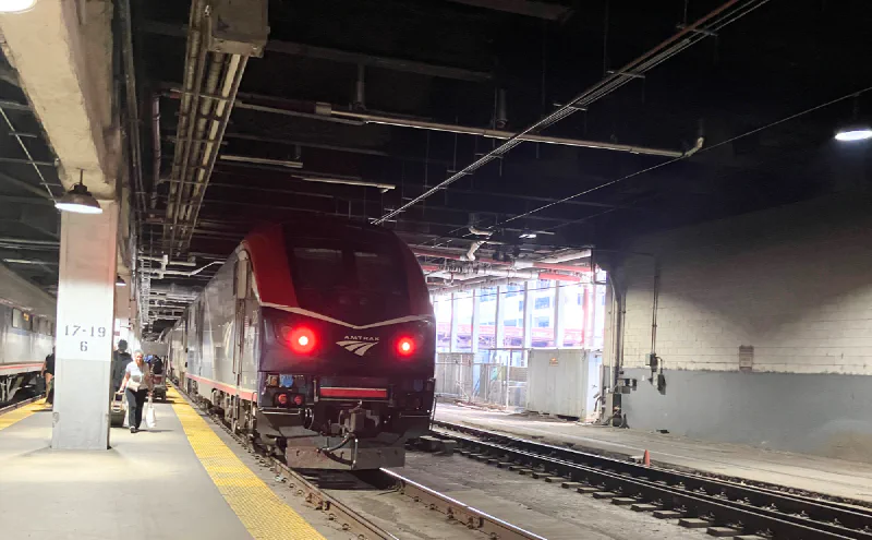 Chicago Union Stationの地下ホームに到着したEmpire Builder。機関車の赤い尾灯が灯る
