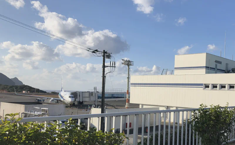 八丈島空港の駐機場に停まる機体とターミナル
