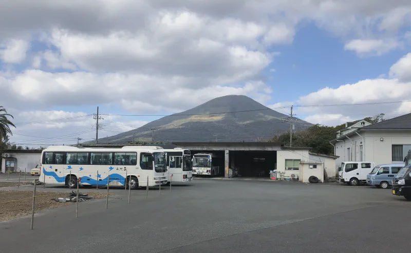 町営バスの車庫と、背後の八丈富士