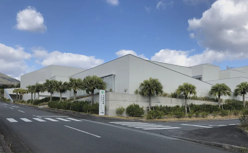 八丈町役場の白い庁舎
