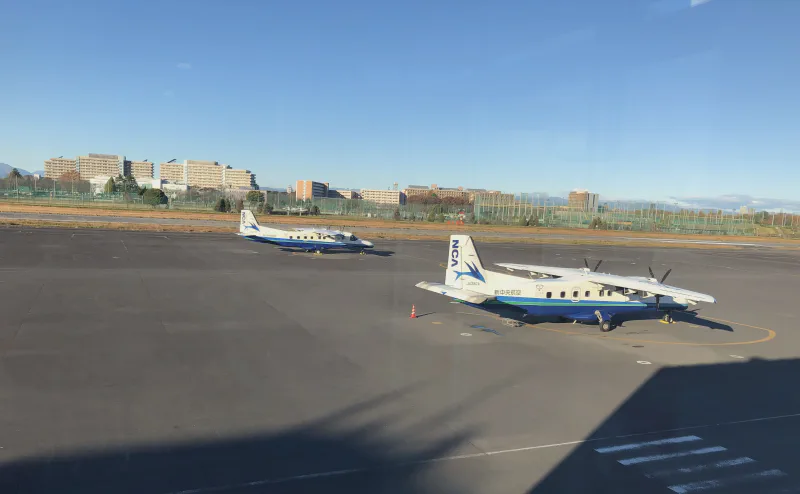調布飛行場のエプロンに並ぶ新中央航空の小型機