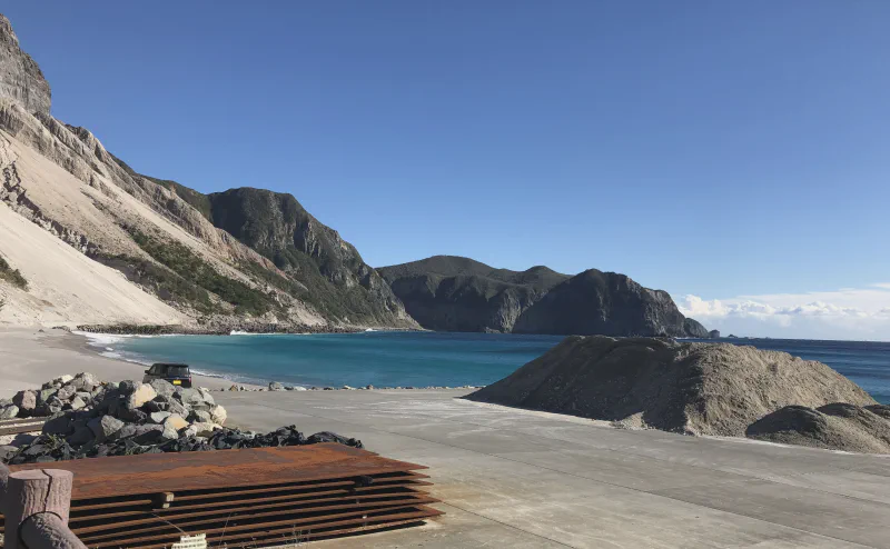 多幸湾三浦漁港の岸壁と、背後の白い崖