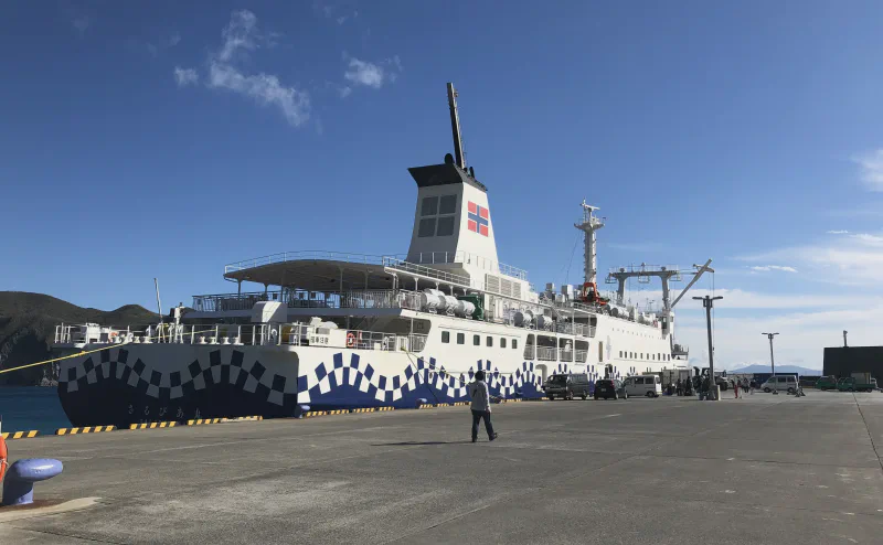 多幸湾三浦漁港に接岸した大型客船