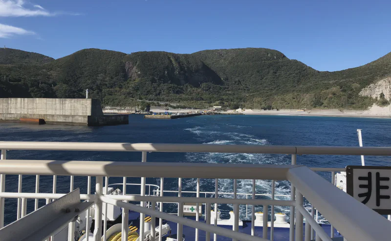 客船のデッキから見た接岸前の島影と入り江