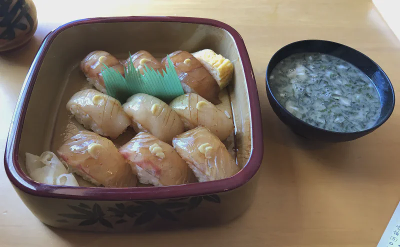 「栄寿司」の島寿司。3種の漬けを握った寿司とあおさの味噌汁