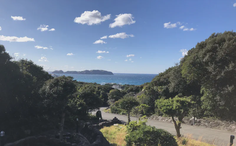 高台の博物館から見下ろした海と入り江