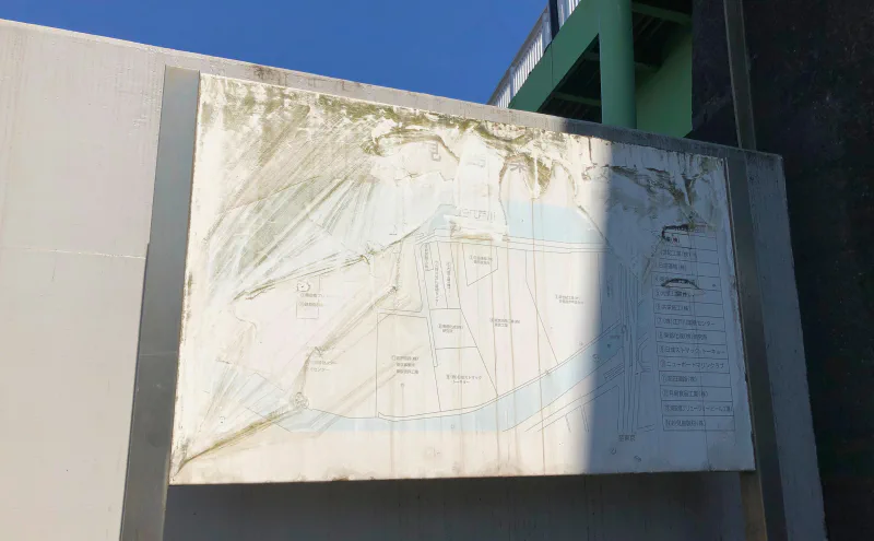 橋の下に設置された、色あせた妙見島の島内案内図