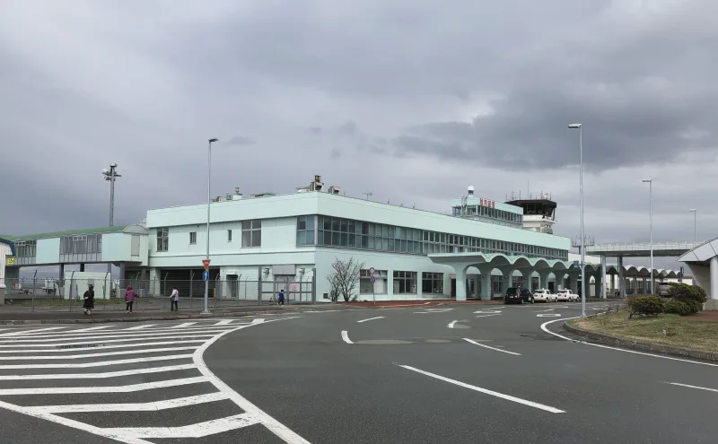 稚内空港のターミナル建屋と車寄せ